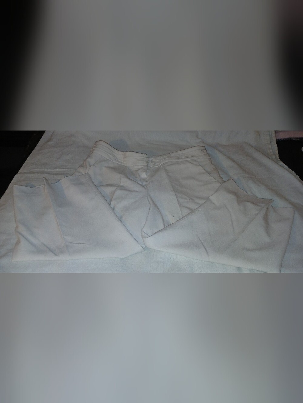 Pre-loved Larry Levine Women's Off-White Capri Dress Pants.